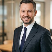 Портрет уверенного бизнесмена компании Тула Славпром на нейтральном фоне в студийном освещении